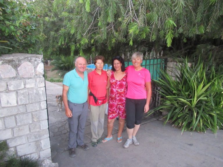 In the house of Mrs. Gizella was like in a paradise.  We got her with our inventive transport of bikes, but also with cycling plans. For her, the east of Cuba is too far, she can not imagine that someone can bike there and survive.
