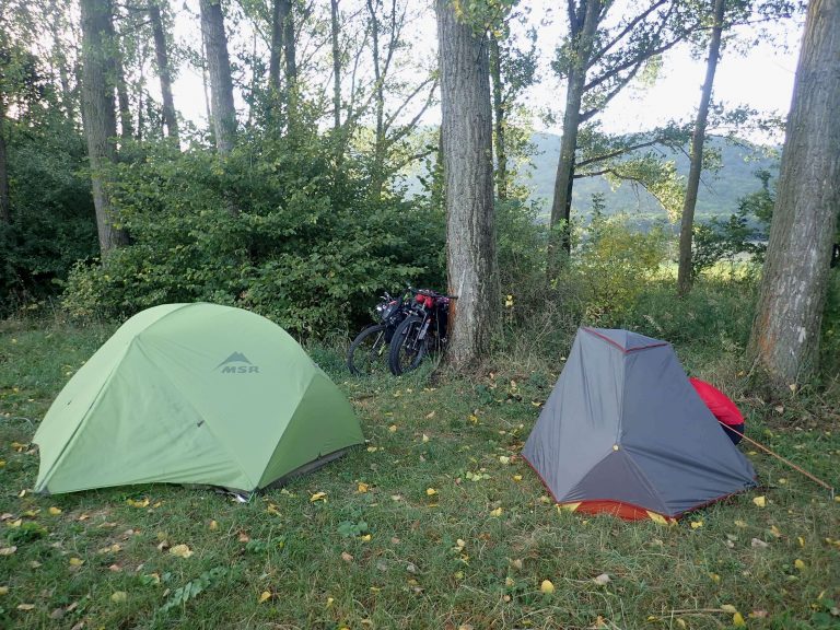 Prvý wild camp, na okraji turistického strediska Buková, kde našťastie zastal čas kdesi v minulom storočí.