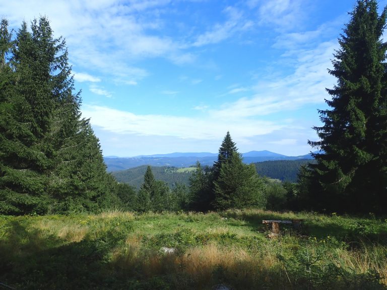ďaleké výhľady: kráľovná Beskýd Lysá hora a  Radhošť.