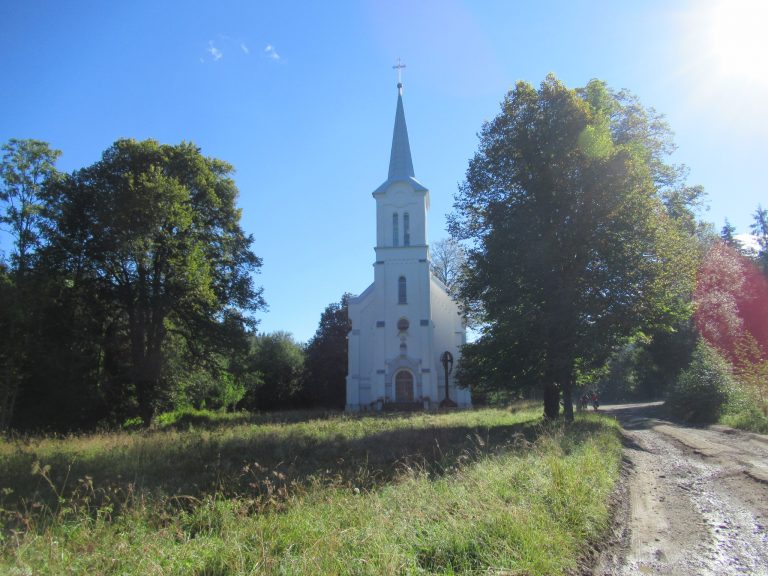 Kostol, jediná zachovalá spomienka na zatopené obce Riečnica a Harvelka.