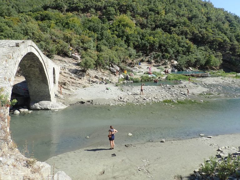 Benje hot springs, relatively well known, stop of all campers. There are eight springs on the bank of Lengarica River with water temperature from 23 to 30 degrees Celsius.