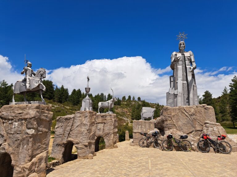 Pri prameni rieky El Tajo, najdlhšej na Pyrenejskom poloostrove. Sochy údajne nemajú nič spoločné s týmto miestom.